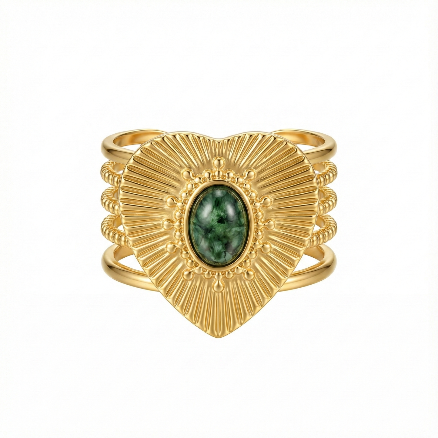 Détail cœur strié doré et jade verte sur bague