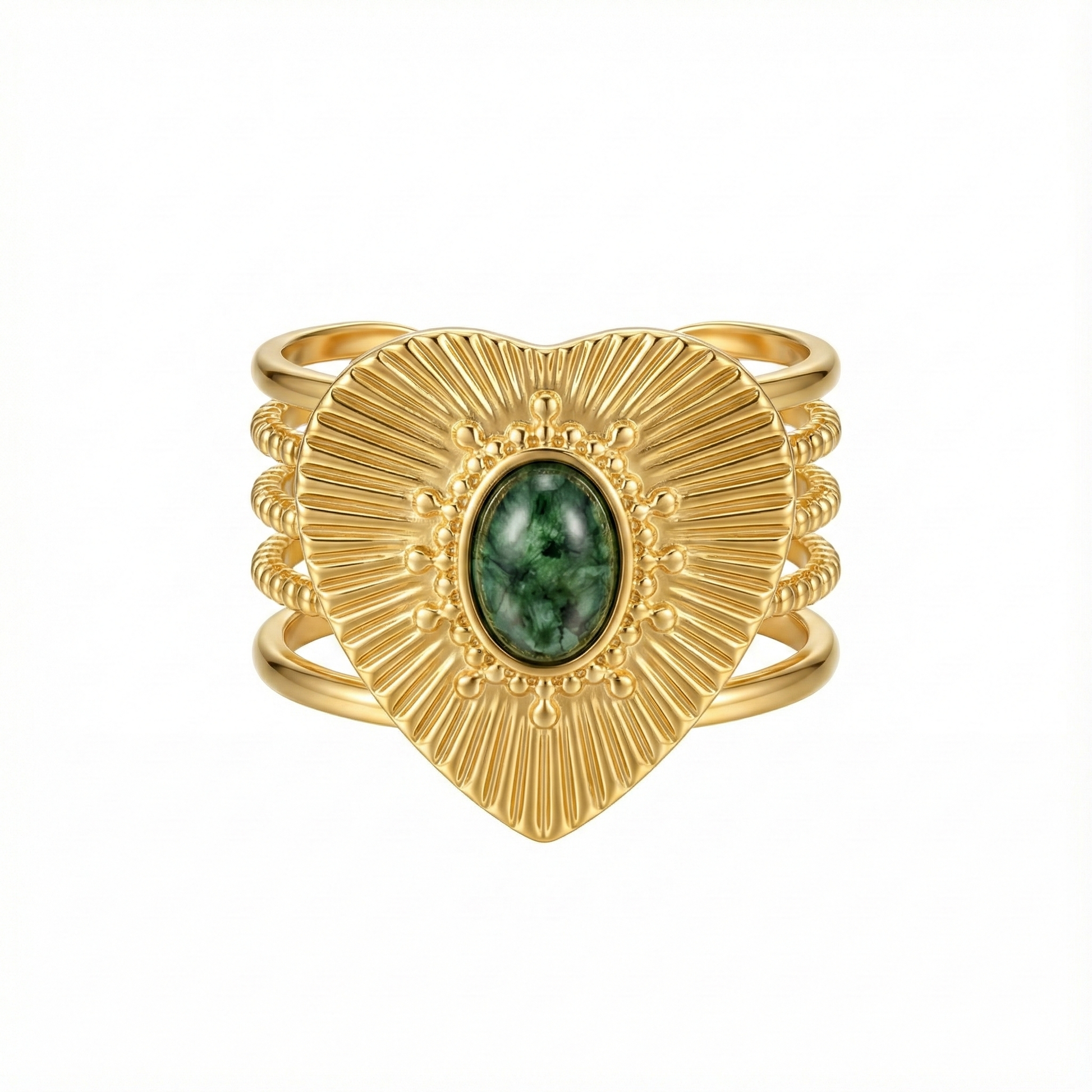 Détail cœur strié doré et jade verte sur bague