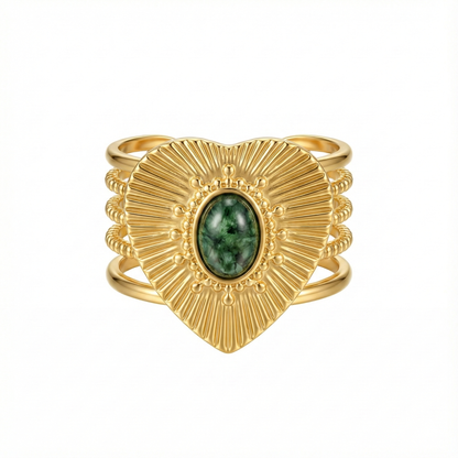 Détail cœur strié doré et jade verte sur bague