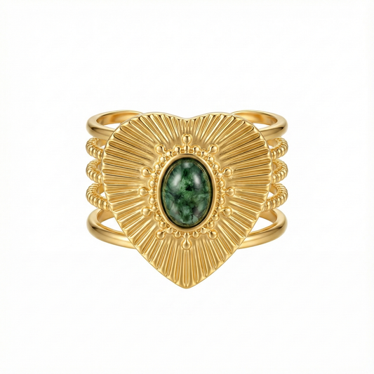 Détail cœur strié doré et jade verte sur bague