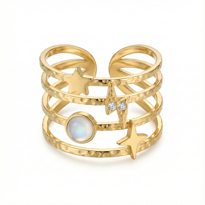 Détail motif étoile filante et nacre blanche sur bague dorée