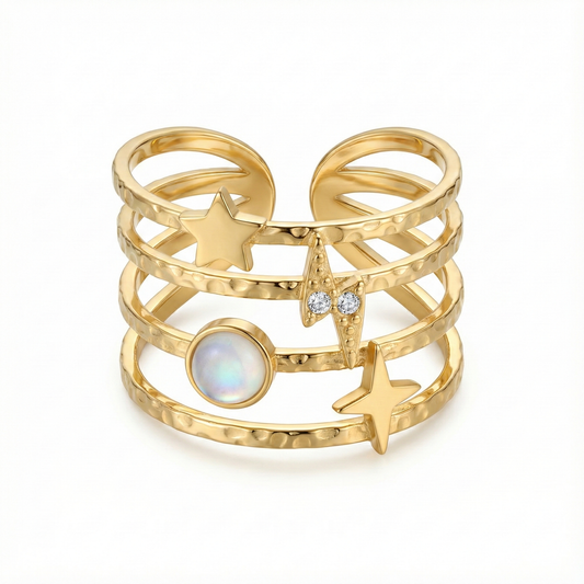 Détail motif étoile filante et nacre blanche sur bague dorée