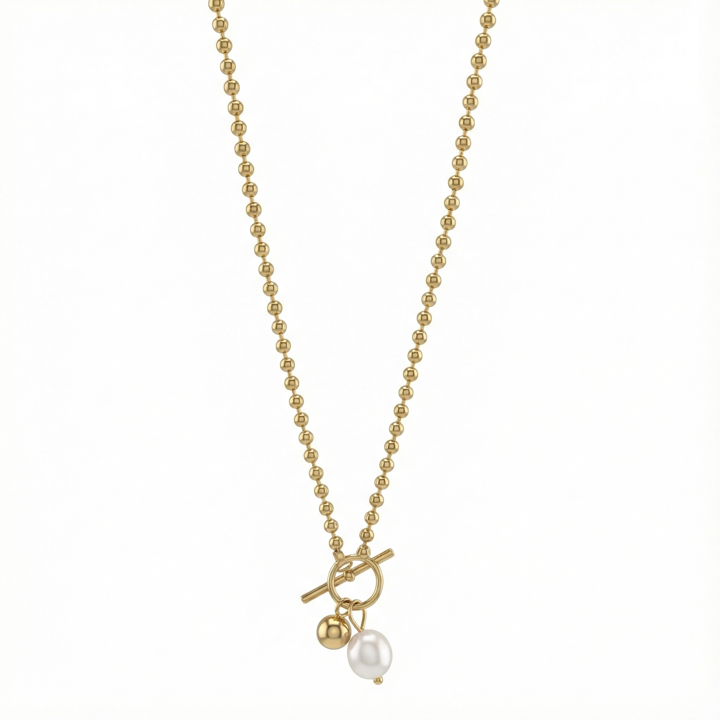 Détail du fermoir toggle et perle nacrée du collier doré