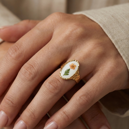 détail motif fleur sculptée bague dorée