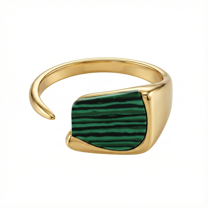 Détail pierre malachite verte sur bague acier inoxydable doré