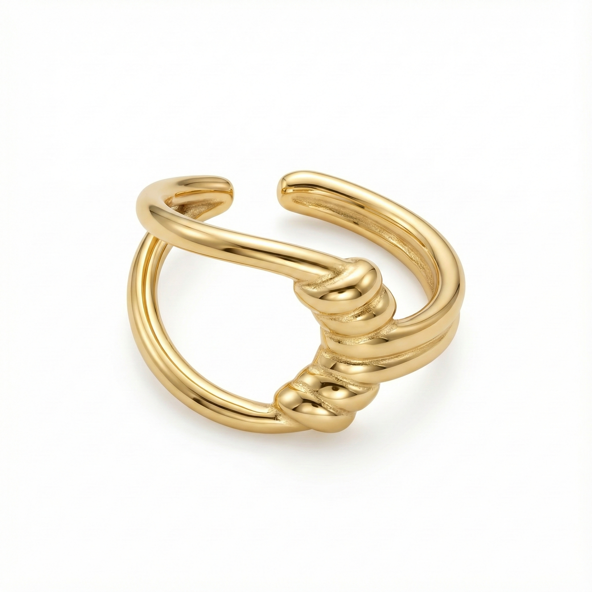 Détail motif nœud doré sur bague acier inoxydable