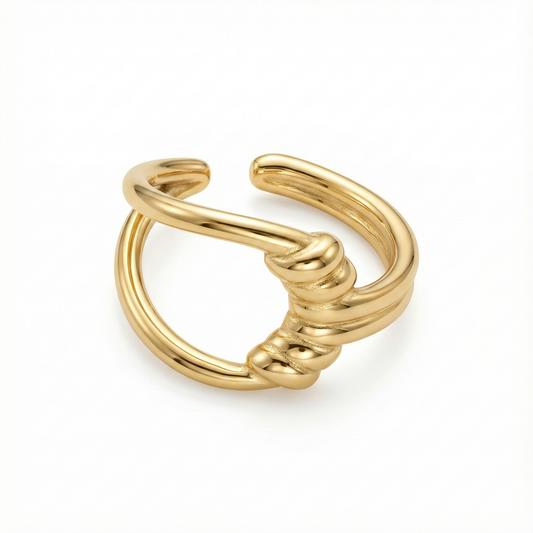 Détail motif nœud doré sur bague acier inoxydable