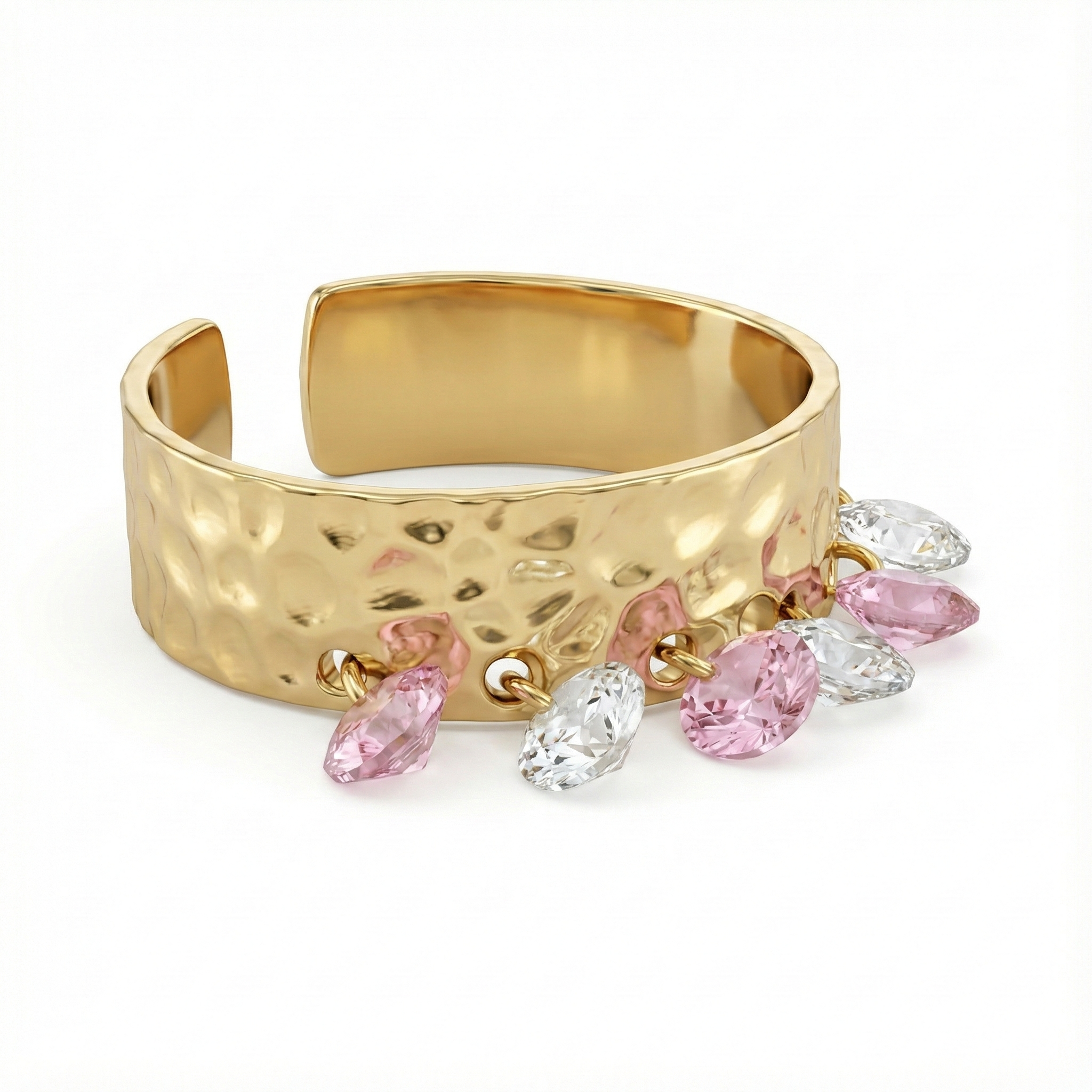 Détail pampilles pastel et texture martelée sur bague dorée