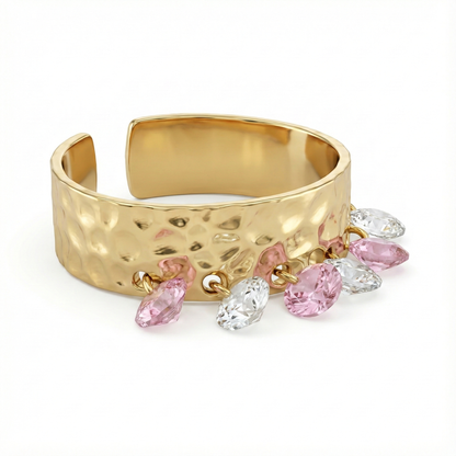 Détail pampilles pastel et texture martelée sur bague dorée