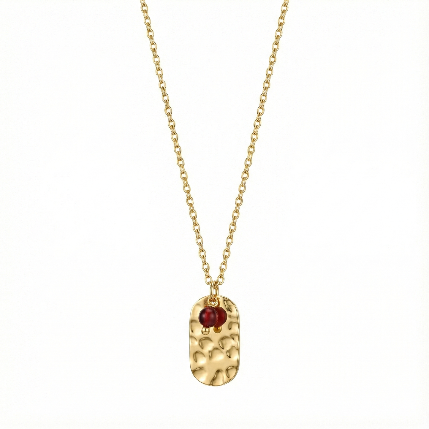 Détail pendentif rectangulaire martelé avec pierre rouge