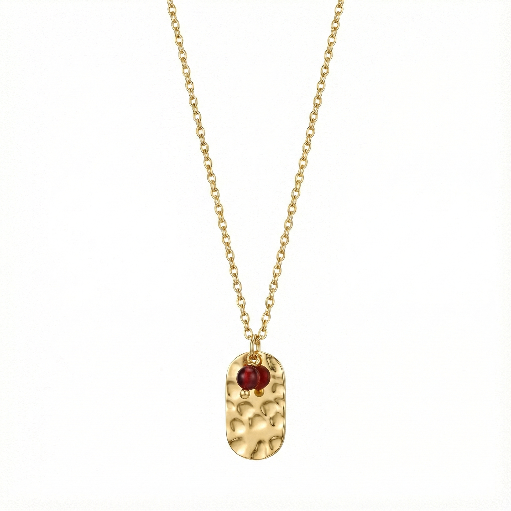 Détail pendentif rectangulaire martelé avec pierre rouge