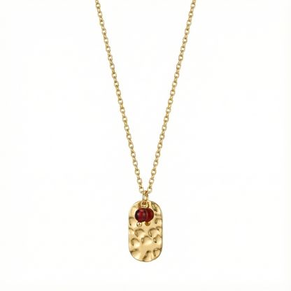 Détail pendentif rectangulaire martelé avec pierre rouge