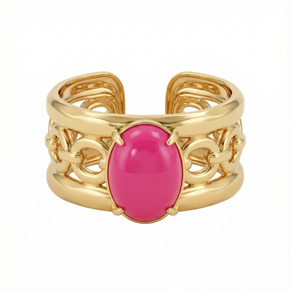 Détail perle rose fuchsia sur bague martelée dorée