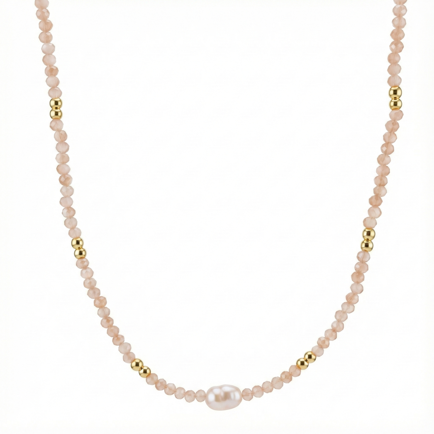 Détail perles blanches et cristaux sur collier doré