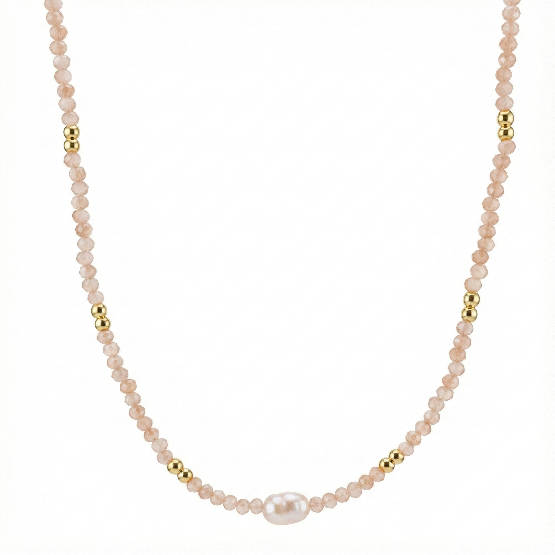 Détail perles blanches et cristaux sur collier doré