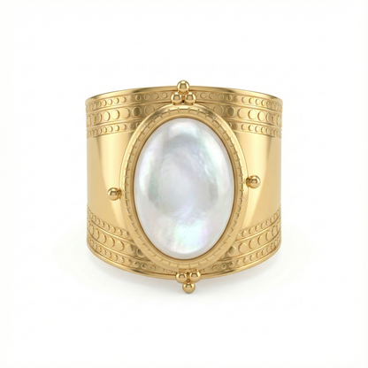 Détail pierre blanche sur bague acier inoxydable doré