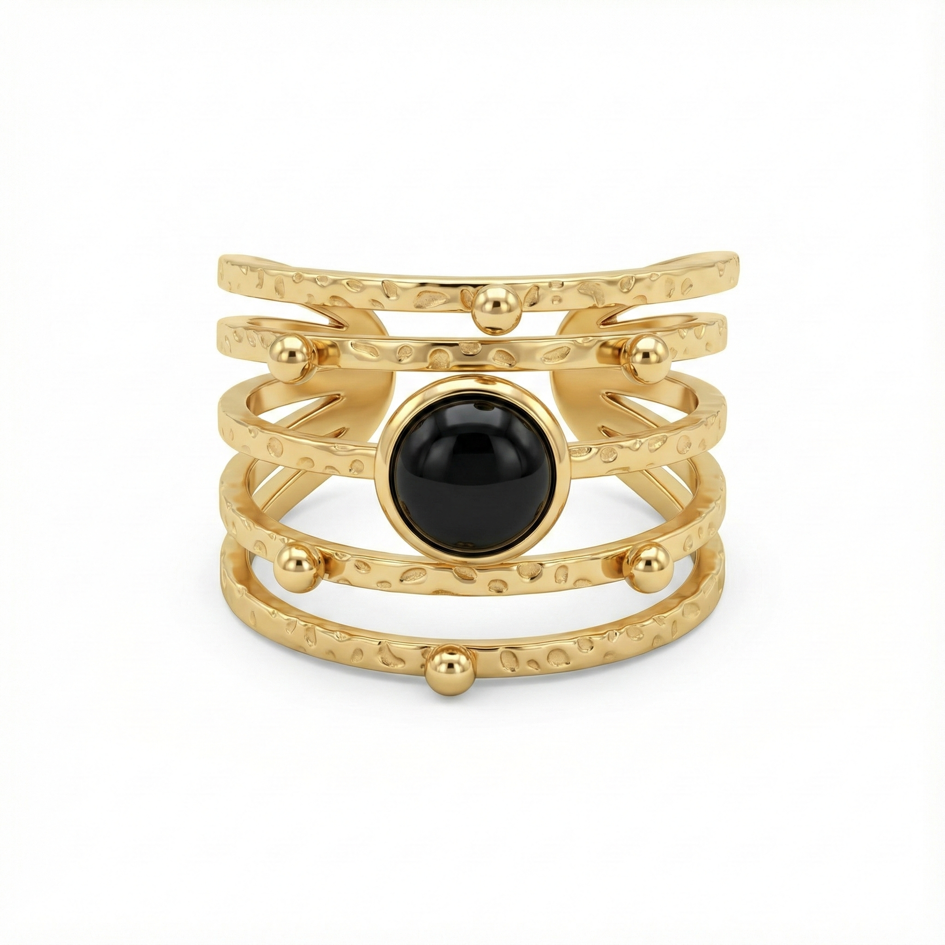 Détail pierre noire et strates texturées sur bague dorée