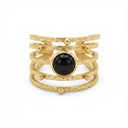 Détail pierre noire et strates texturées sur bague dorée