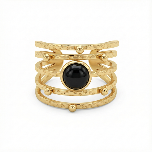 Détail pierre noire et strates texturées sur bague dorée