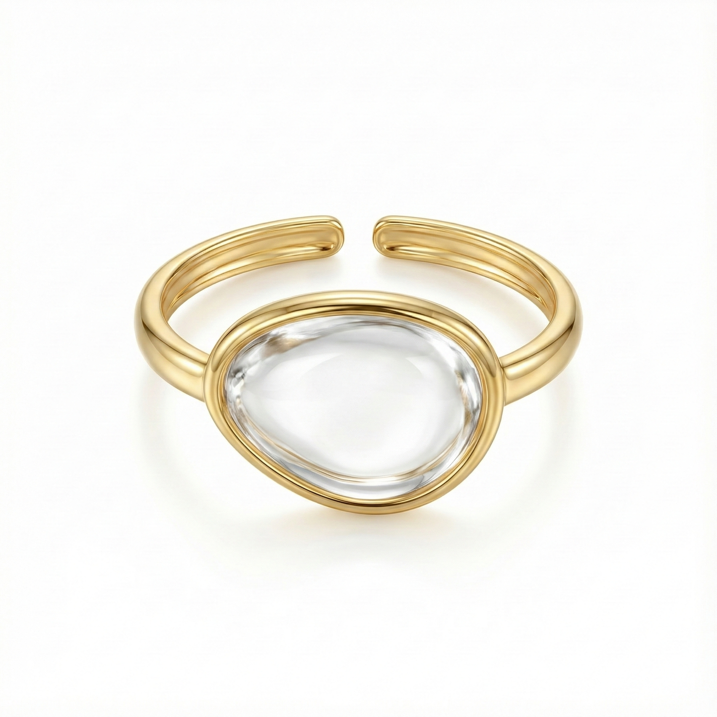 Détail résine ovale blanche sur bague dorée