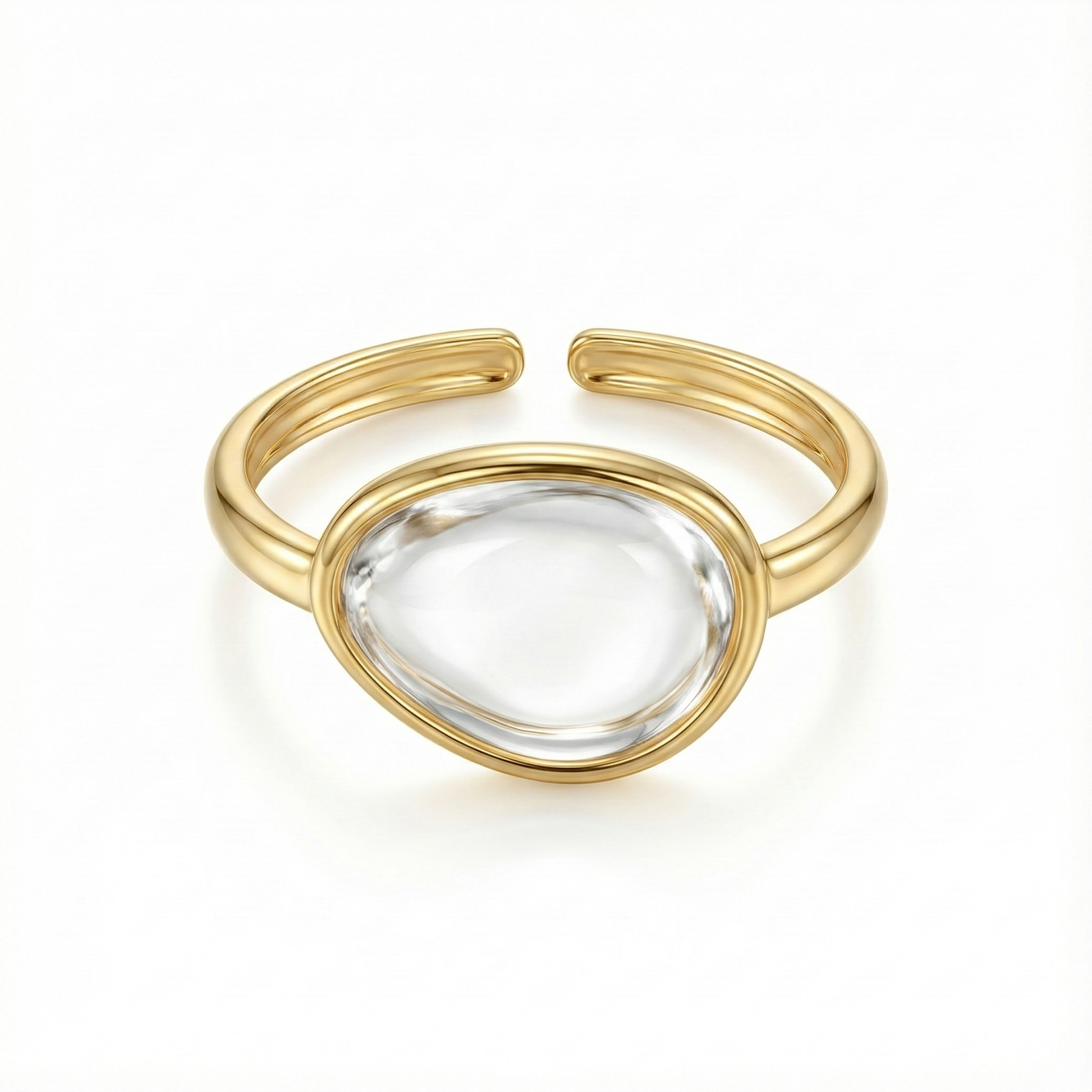 Détail résine ovale blanche sur bague dorée