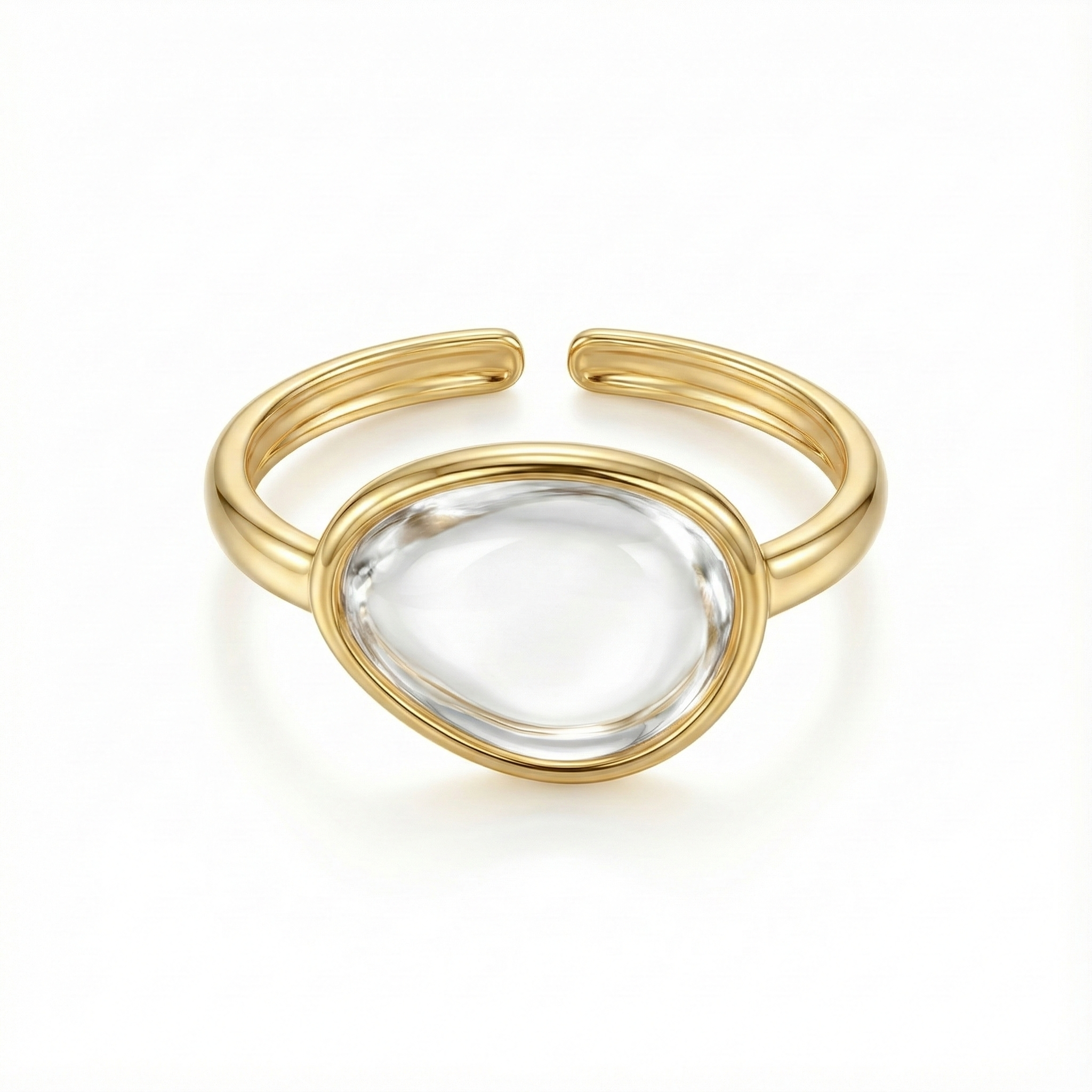 Détail résine ovale blanche sur bague dorée