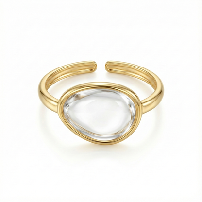 Détail résine ovale blanche sur bague dorée