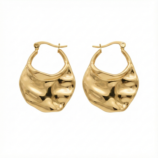 Mono boucle d'oreille triangle en argent massif 925 (ven+
due à l'unité), pavée de zircons brillants.