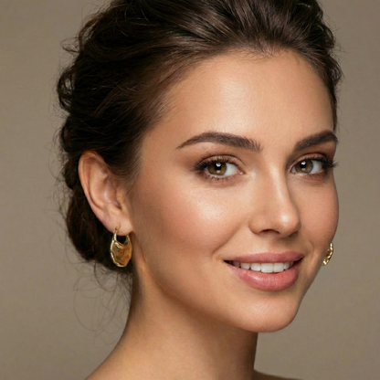 Mono boucle d'oreille triangle en argent massif 925 (vendue à l'unité), pavée de zircons brillants.