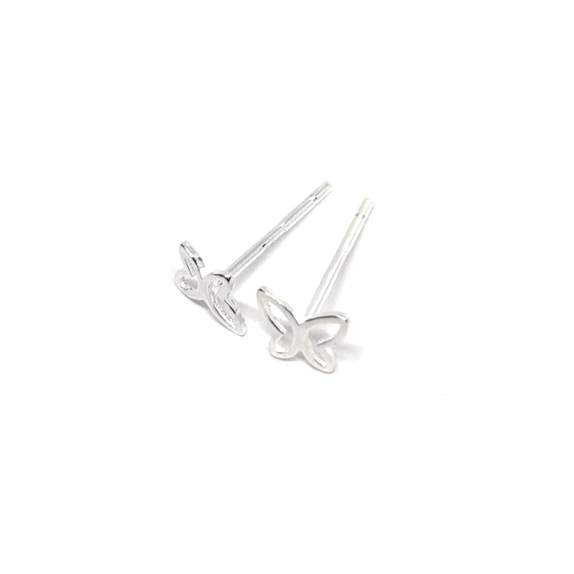 Boucles d’oreilles puces femme en argent 925 représentant de petits papillons finement sculptés. Bijou poétique et délicat inspiré de la nature, symbole de liberté, de légèreté et de transformation. Accessoire féminin et raffiné, idéal pour un style romantique, naturel ou minimaliste. Argent massif brillant et hypoallergénique pour un port quotidien confortable et durable. Cadeau parfait pour femme aimant les bijoux papillons élégants, symboliques et intemporels.