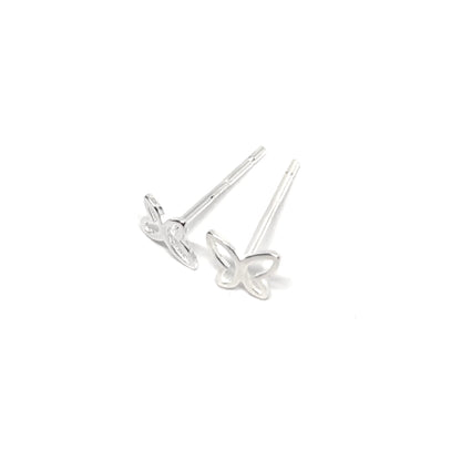 Boucles d’oreilles puces femme en argent 925 représentant de petits papillons finement sculptés. Bijou poétique et délicat inspiré de la nature, symbole de liberté, de légèreté et de transformation. Accessoire féminin et raffiné, idéal pour un style romantique, naturel ou minimaliste. Argent massif brillant et hypoallergénique pour un port quotidien confortable et durable. Cadeau parfait pour femme aimant les bijoux papillons élégants, symboliques et intemporels.