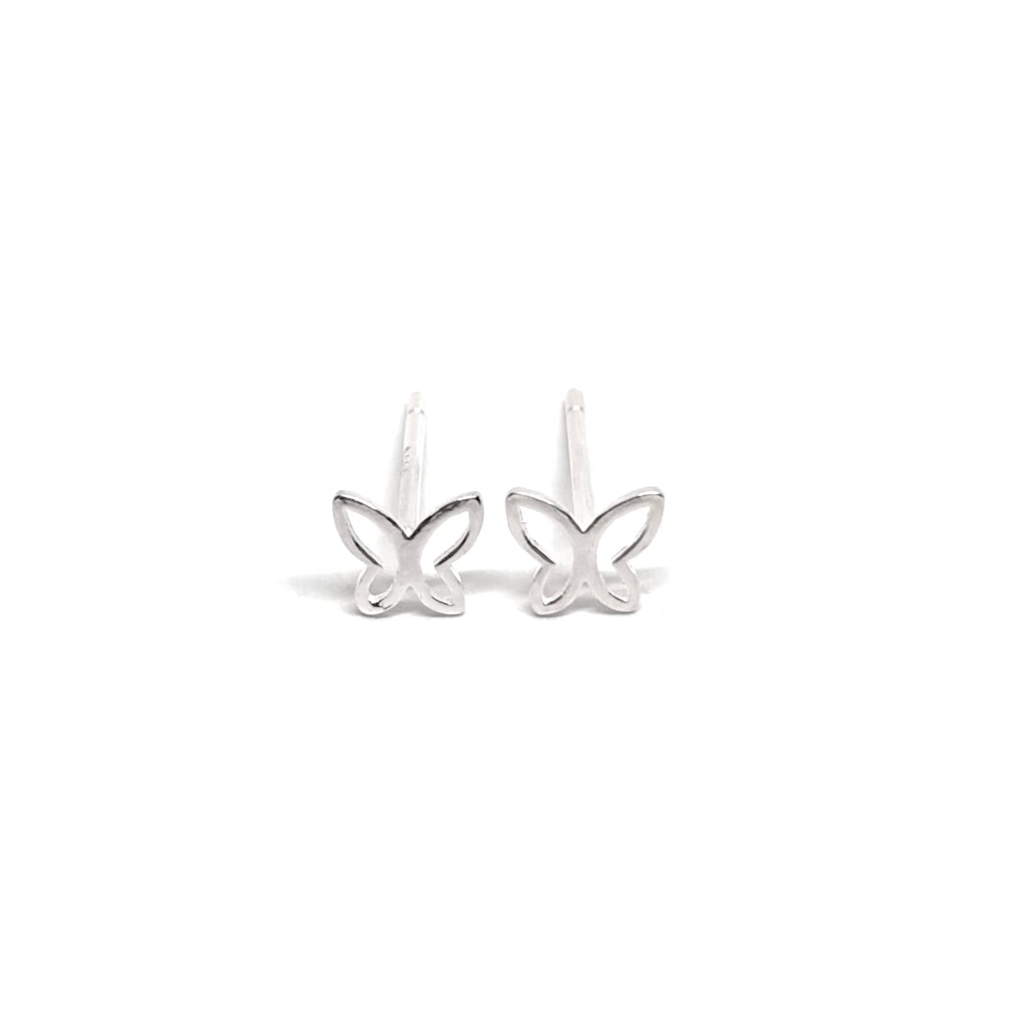Boucles d’oreilles puces femme en argent 925 représentant de petits papillons finement sculptés. Bijou poétique et délicat inspiré de la nature, symbole de liberté, de légèreté et de transformation. Accessoire féminin et raffiné, idéal pour un style romantique, naturel ou minimaliste. Argent massif brillant et hypoallergénique pour un port quotidien confortable et durable. Cadeau parfait pour femme aimant les bijoux papillons élégants, symboliques et intemporels.