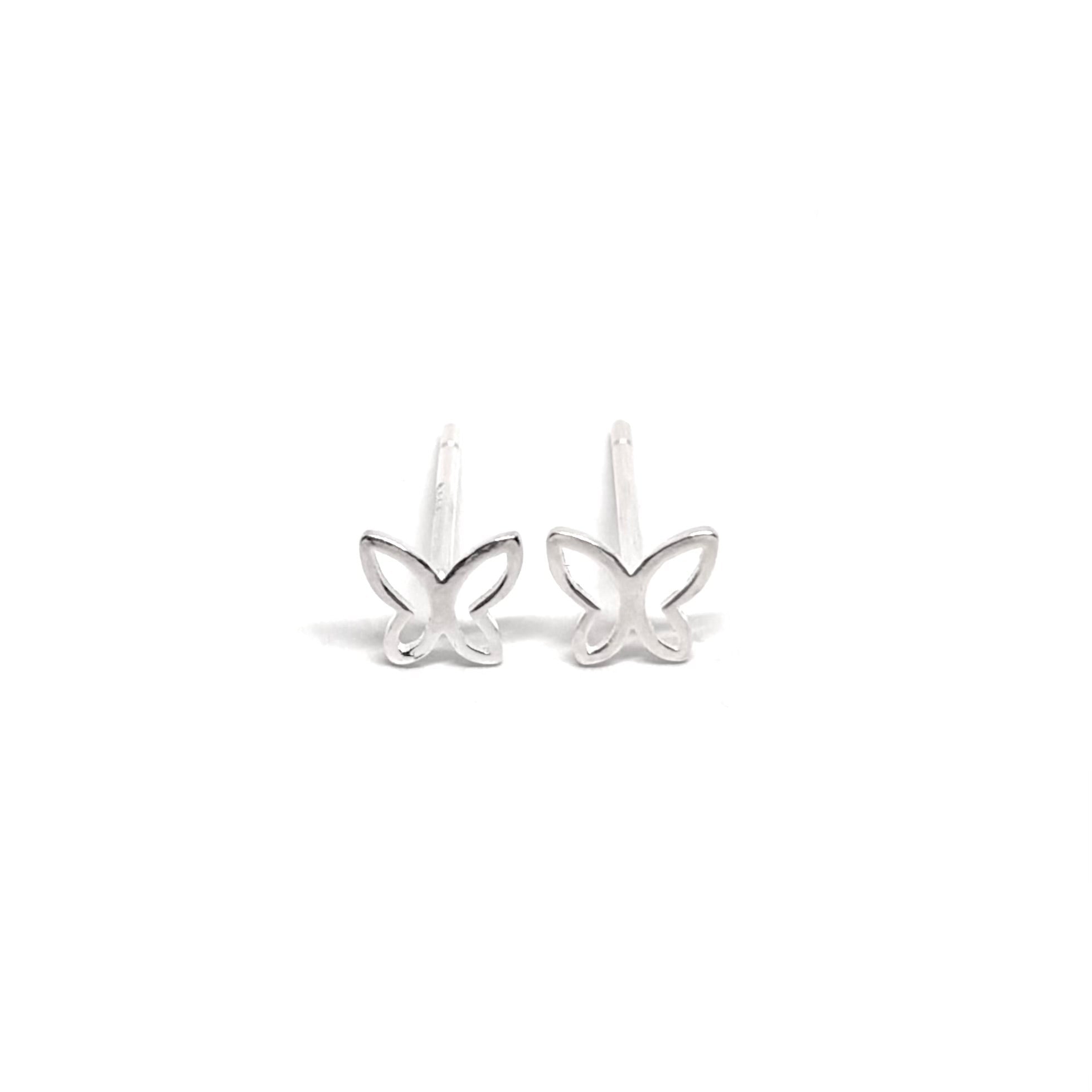 Boucles d’oreilles puces femme en argent 925 représentant de petits papillons finement sculptés. Bijou poétique et délicat inspiré de la nature, symbole de liberté, de légèreté et de transformation. Accessoire féminin et raffiné, idéal pour un style romantique, naturel ou minimaliste. Argent massif brillant et hypoallergénique pour un port quotidien confortable et durable. Cadeau parfait pour femme aimant les bijoux papillons élégants, symboliques et intemporels.