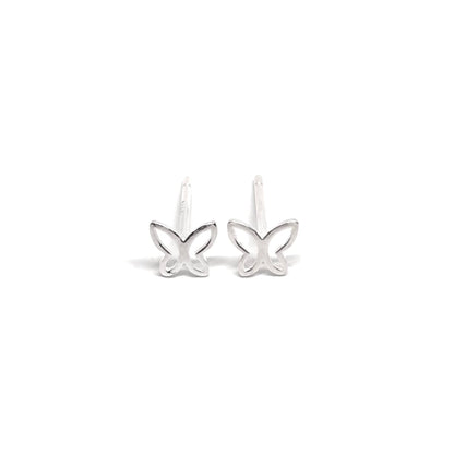 Boucles d’oreilles puces femme en argent 925 représentant de petits papillons finement sculptés. Bijou poétique et délicat inspiré de la nature, symbole de liberté, de légèreté et de transformation. Accessoire féminin et raffiné, idéal pour un style romantique, naturel ou minimaliste. Argent massif brillant et hypoallergénique pour un port quotidien confortable et durable. Cadeau parfait pour femme aimant les bijoux papillons élégants, symboliques et intemporels.