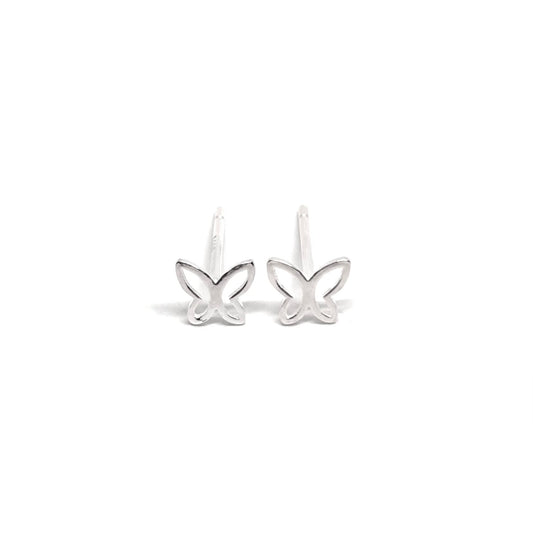 Boucles d’oreilles puces femme en argent 925 représentant de petits papillons finement sculptés. Bijou poétique et délicat inspiré de la nature, symbole de liberté, de légèreté et de transformation. Accessoire féminin et raffiné, idéal pour un style romantique, naturel ou minimaliste. Argent massif brillant et hypoallergénique pour un port quotidien confortable et durable. Cadeau parfait pour femme aimant les bijoux papillons élégants, symboliques et intemporels.