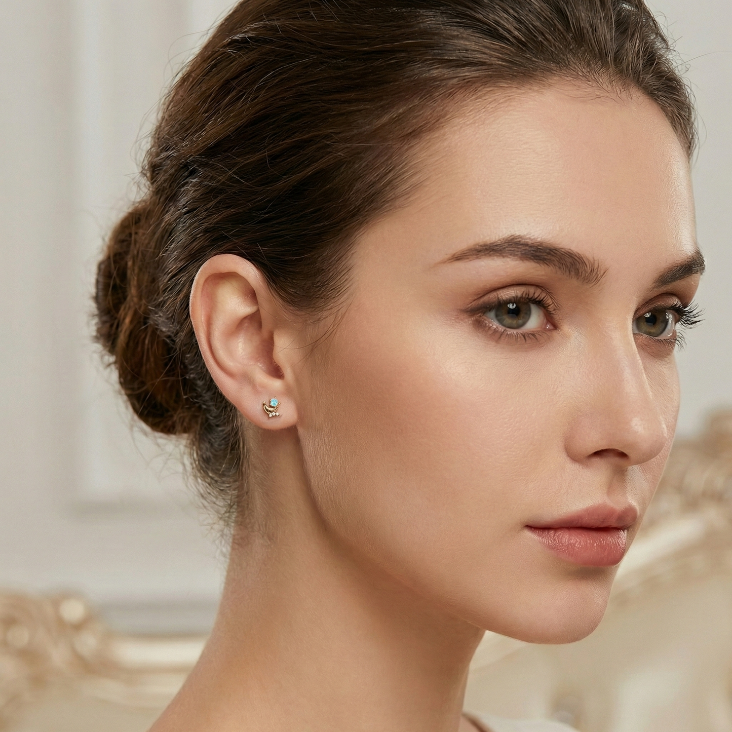 Piercing cartilage hélix forme croissant de lune en argent 925 plaqué or 18k, orné d'une pierre centrale aux reflets opalescents