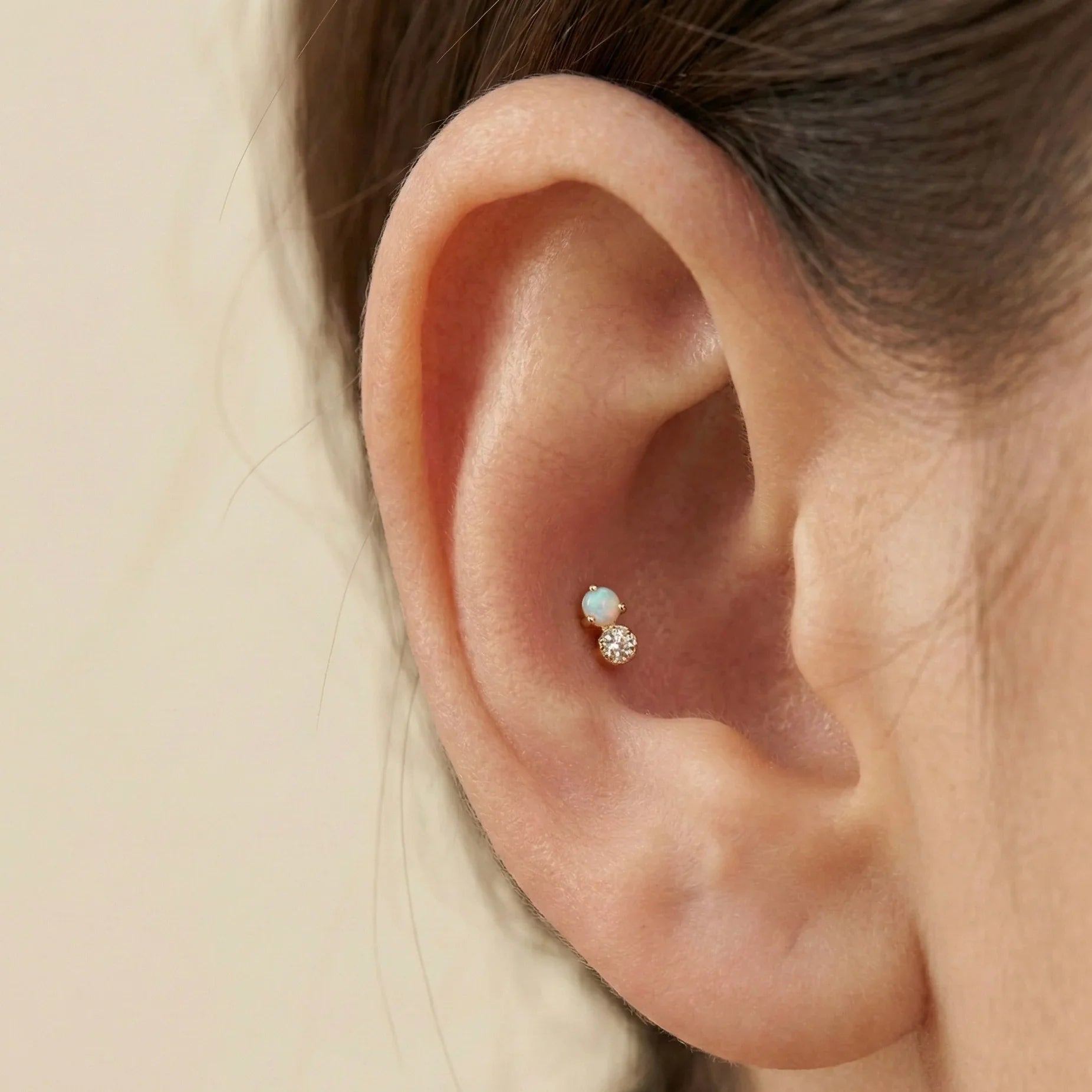 Piercing d’oreille en argent 925 doré à l’or fin avec opale blanche et zircon blanc, bijou élégant pour lobe ou cartilage
