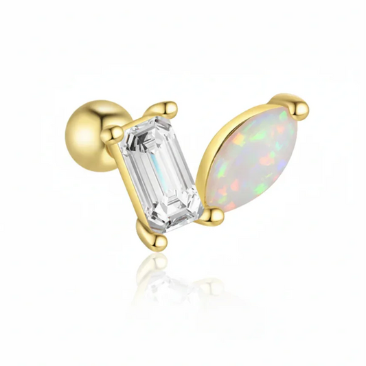 Piercing d’oreille en or jaune serti d’une opale blanche irisée et d’une pierre transparente taille baguette, bijou raffiné au design asymétrique et contemporain.