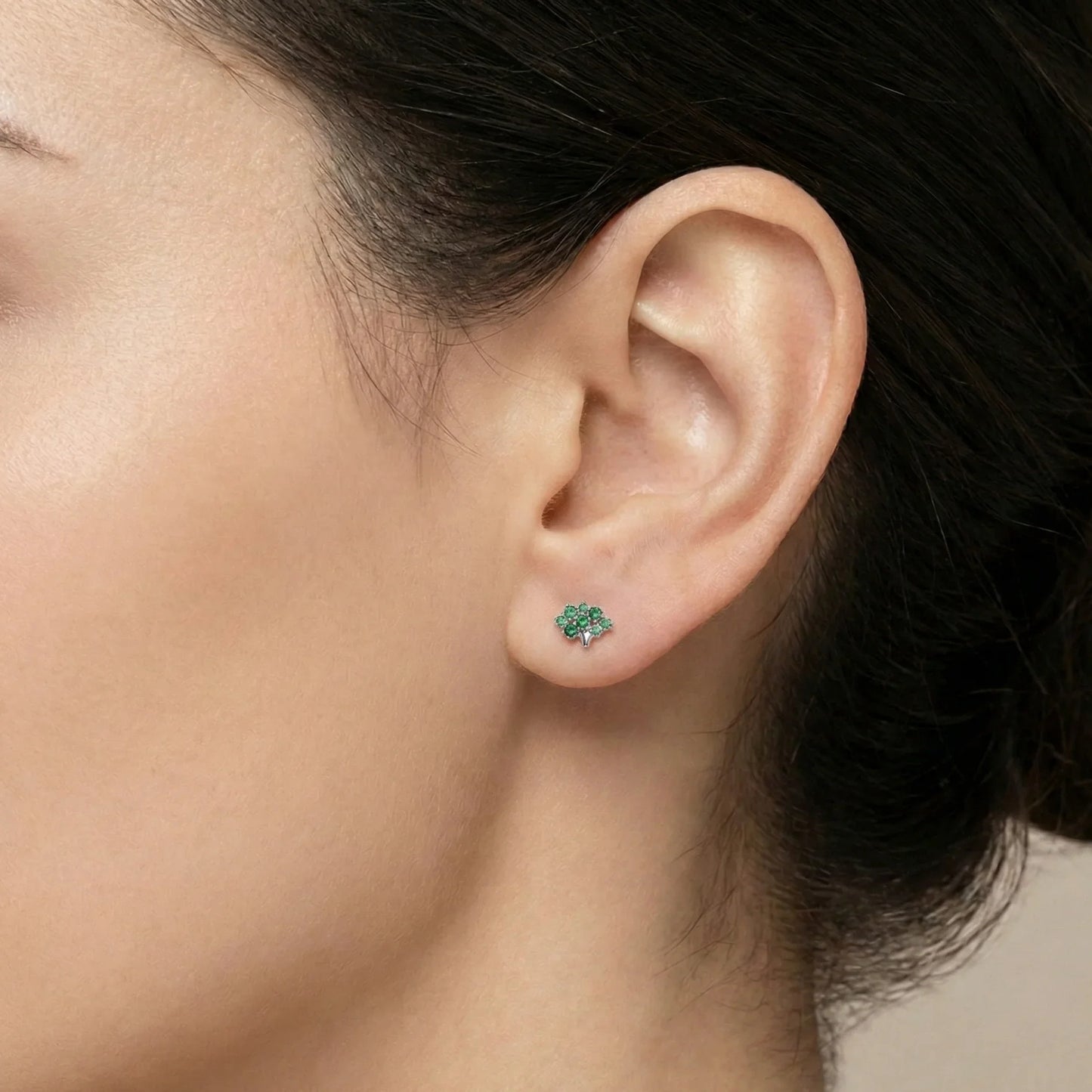 Puces d'oreilles en argent 925 motif arbre de vie serti de pierres vertes scintillant style émeraude