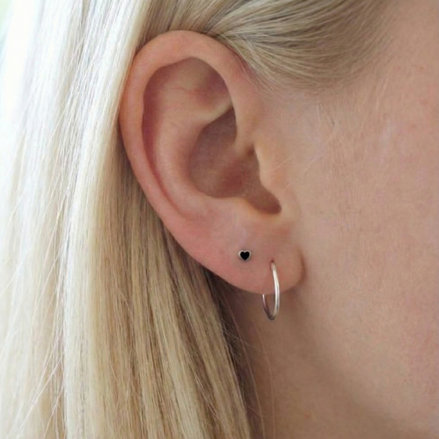 Petites puces d'oreilles en argent 925 forme cœur avec centre noir (émail ou onyx) contour argenté brillant