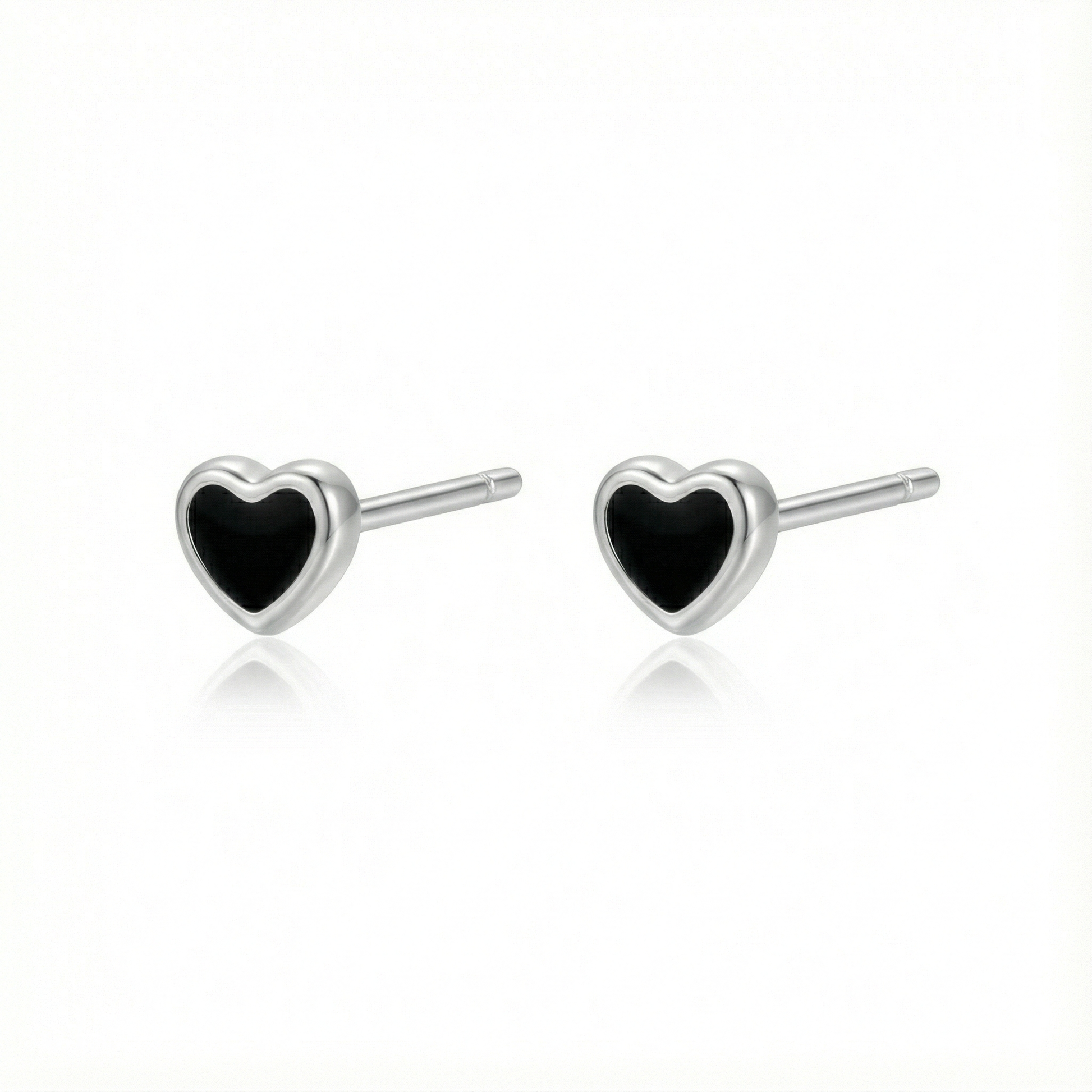 Petites puces d'oreilles en argent 925 forme cœur avec centre noir (émail ou onyx) contour argenté brillant