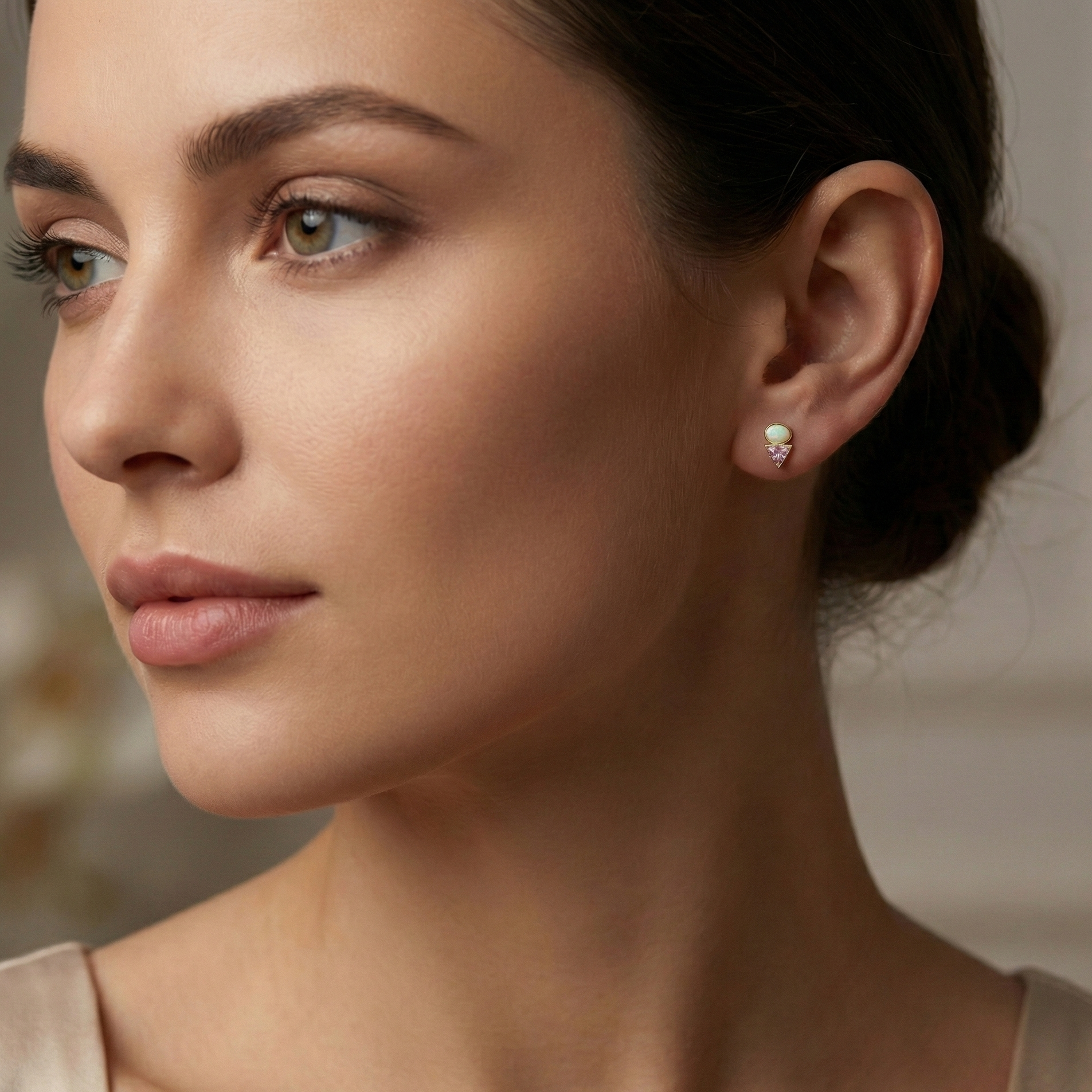 Puces d’oreilles doré à l’or 18k avec opale blanche et zircon rose triangle