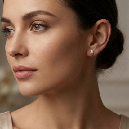 Puces d’oreilles doré à l’or 18k avec opale blanche et zircon rose triangle