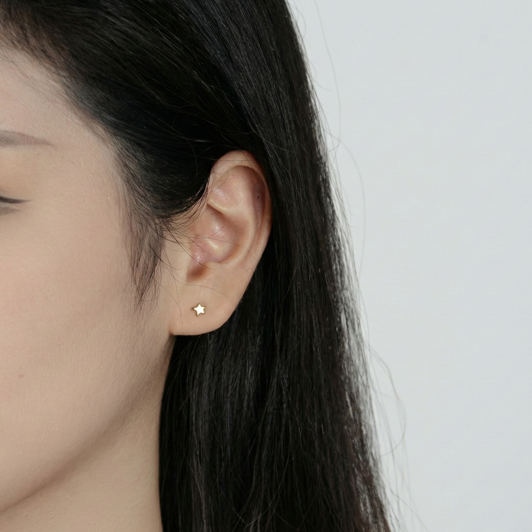 Petites puces d'oreilles en forme d'étoile dorée (finition or jaune), style minimaliste et brillant