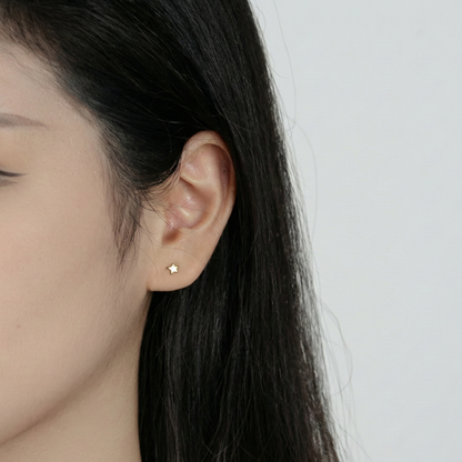 Petites puces d'oreilles en forme d'étoile dorée (finition or jaune), style minimaliste et brillant