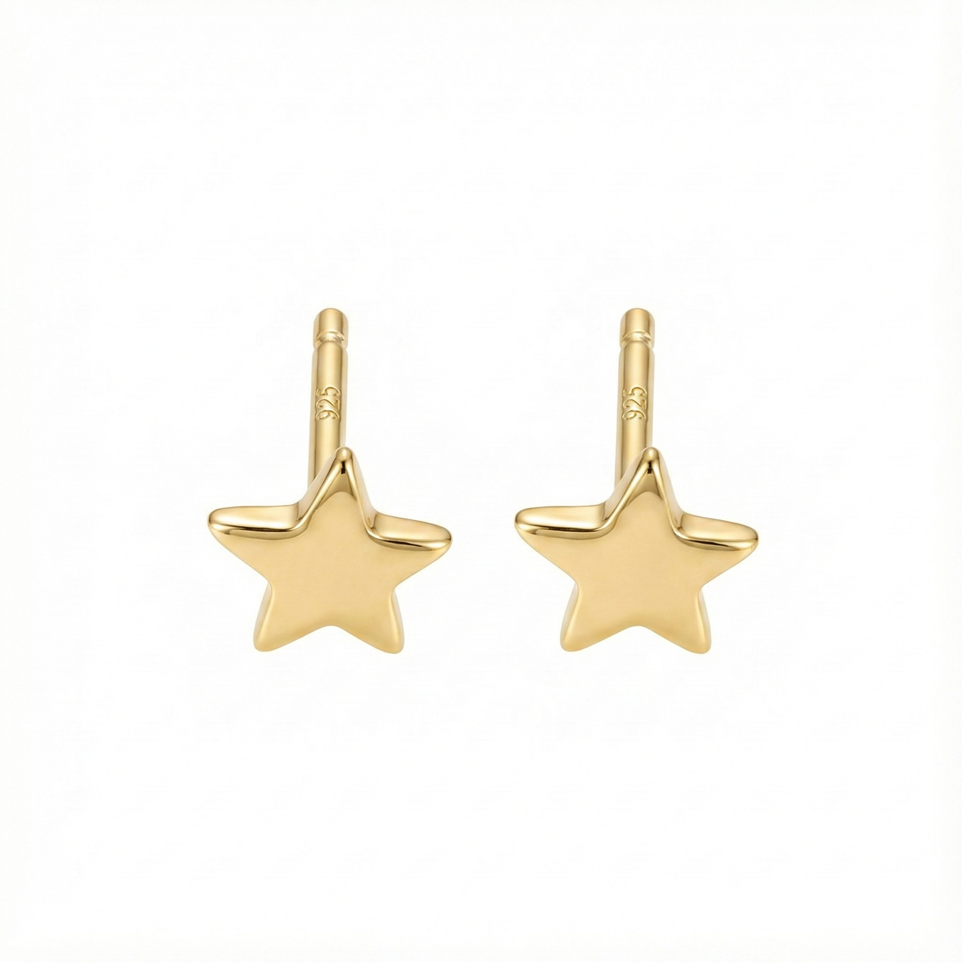 Petites puces d'oreilles en forme d'étoile dorée (finition or jaune), style minimaliste et brillant