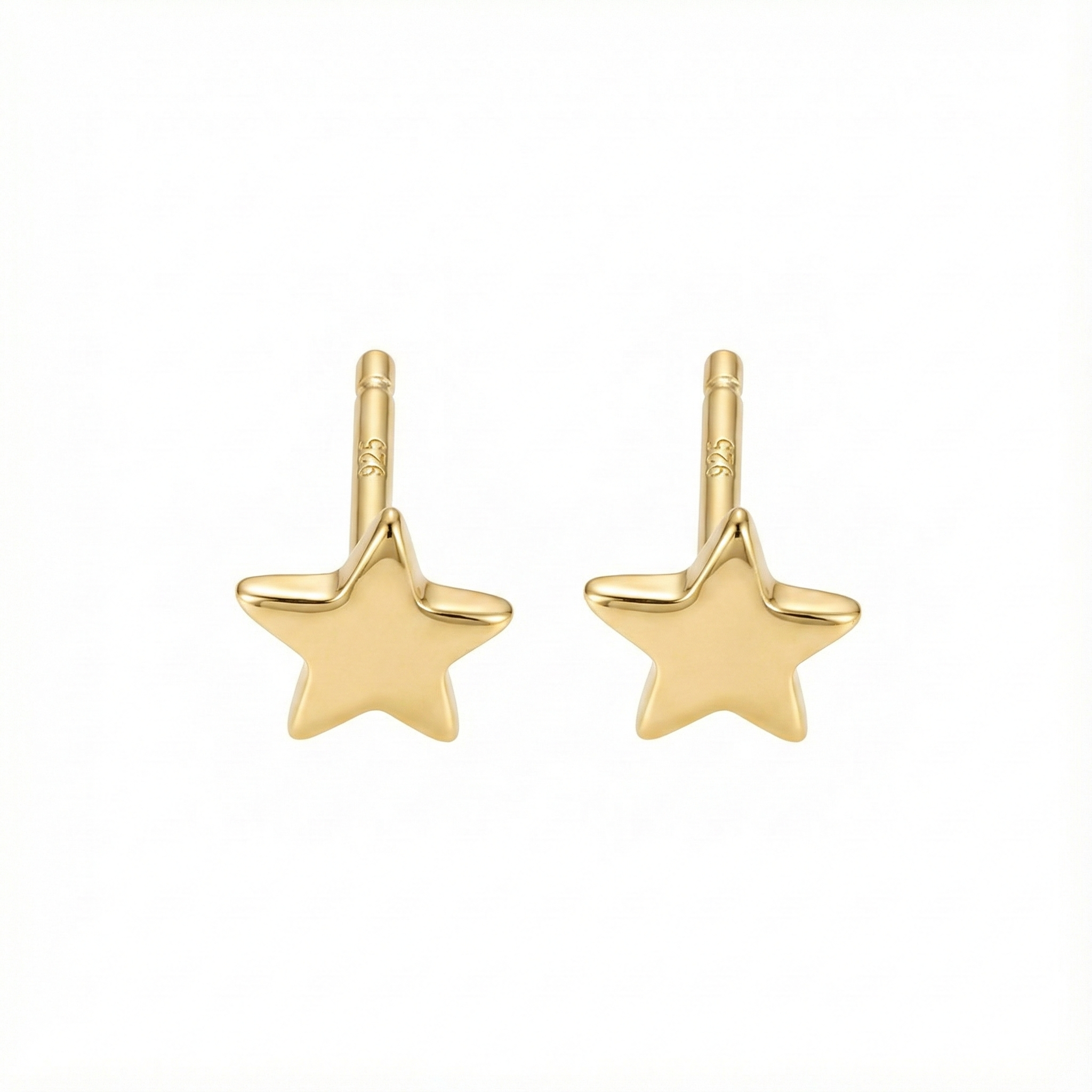 Petites puces d'oreilles en forme d'étoile dorée (finition or jaune), style minimaliste et brillant