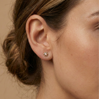 Puces d’oreilles fleur dorées or 18k avec opale irisée centrale et pétales bombés, bijou discret et poétique