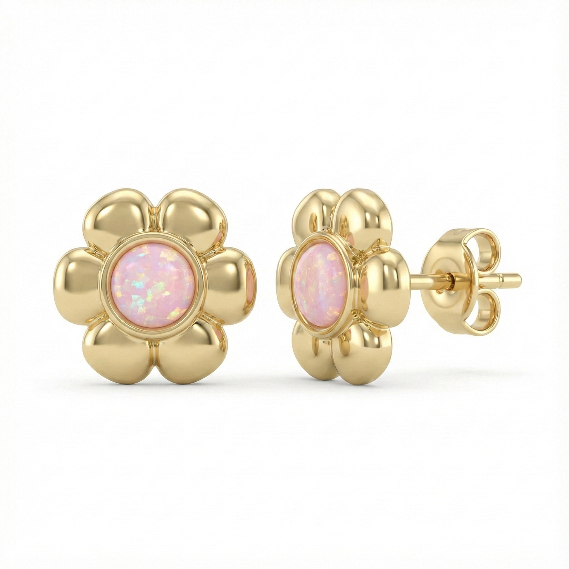 Puces d’oreilles fleur dorées or 18k avec opale irisée centrale et pétales bombés, bijou discret et poétique