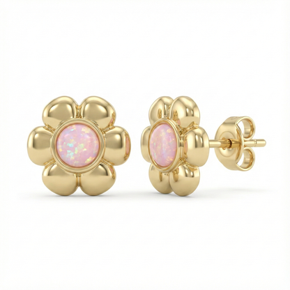Puces d’oreilles fleur dorées or 18k avec opale irisée centrale et pétales bombés, bijou discret et poétique